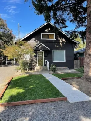 Image of Cute vintage style boho apartment near downtown Medford. Convenient to medical and I-5 freeway.