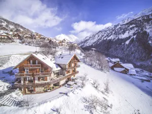 Image of Sensational large chalet with 10 en-suite bedrooms, hot tub and sauna for 25ppl