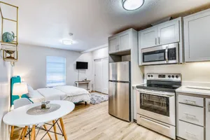 Image of Downtown studio - walk to University - full kitchen, dog-friendly, washer\/dryer