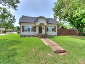 Image of House on The Hill in the Heart of Edmond