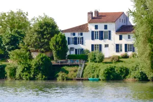 Image of Beautiful 18th century property on the banks of the river Lot