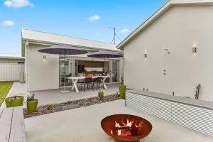 Image of Bright & Easy - Pet Friendly Outside 7 Cobb n Co Way Robe