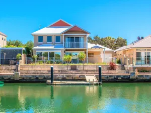Image of "WATERLILY HOUSE" - Luxury Canal House, Jetty, Dog & Child Friendly - Sleeps 14