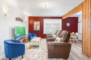 Image of Legends: 1st Floor\/2 Bdrm, Walk to A&M, King Beds