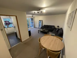 Image of Spacious 2-Bedroom Flat Near Surbiton Station