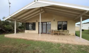Image of Jen’s Beach House - easy walk to the Ocean, Colourpatch Cafe by the river