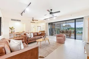 Image of 'Lady of the Lagoon' Spacious Waterfront Luxury