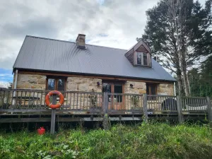 Image of Romantic Stone Cottage Overlooking Pond. 5mins to Town