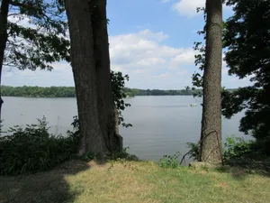 Image of Lakefront home on 1.6 acres