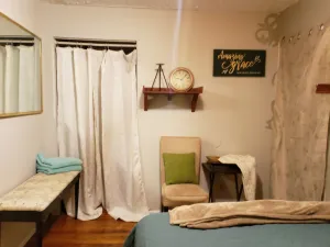 Image of Bungalow Suite Priv 1 Double Bed \/1 bath living room free park \/ Airport 10mins