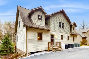 Image of Luxurious home right on the river w\/ a full kitchen - perfect for fishing