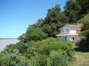 Image of House on cliff facing Gironde estuary