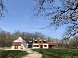 Image of 320m2 property with heated swimming pool 115km south of Paris
