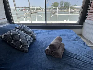 Image of Wake up ON the lake aboard Island King