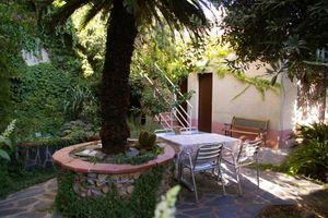 Image of House with garden in the center of Figueres