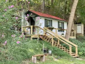 Image of ❤️ Secluded 1940s Romantic Tiny House on the River