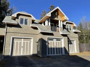 Image of 2 bedroom, 1 bath second floor walk up apartment on the lake