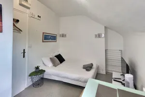 Image of Studio facing train station - wifi
