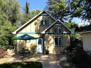 Image of Beautiful cottage - great location in Old Town near Colorado State University!