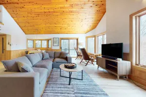 Image of Mountain view, 2-story condo with fireplace & pool table - 1 mile to Story Land