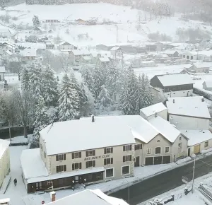 Image of 9-bedroom gîte with 8 bathrooms