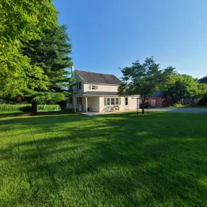 Image of Three bedroom farmhouse,king size beds with country living