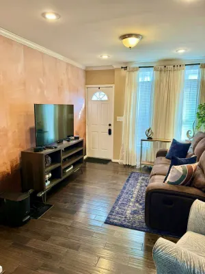 Image of Affordable Furnished LuxuryTownhouse near Stadiums In Baltimore Pig Town.