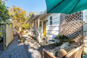 Image of 10\/10 location, perfectly appointed and endless charming. You’ll fall in love!