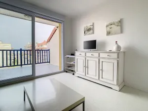 Image of Comfortable 2-Bedroom Apartment 100m from the Beach with Parking