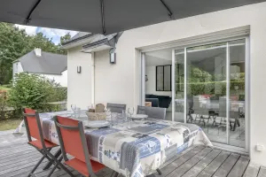 Image of House on the edge of the woods, close to beaches and Gulf islands