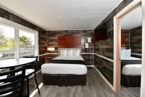 Image of #16-17 Completely Redone Studio w\/ kitchen