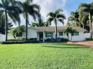 Image of BEACHY BUNGALOW. Within two miles of beaches\/boat ramps. Book your WINTER stay!