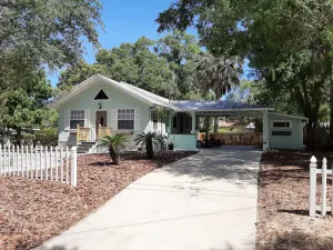 Image of Historic \"Cozy Bungalow\" in the heart of Mt. Dora!! Pet Friendly.