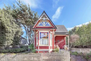 Image of 3812 Little House home