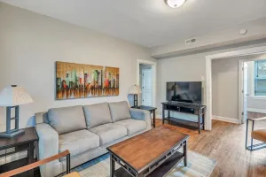 Image of Beautiful Tower Grove Unit Recently Renovated 2S