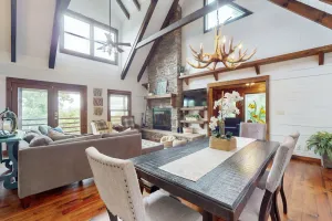 Image of Dazzling retreat: 2 Suites, mtn views - 20 Min to Biltmore Estate in Asheville