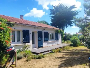 Image of Beachside Retreat: Cozy 3-Room House for 6, Steps from Mardi Gras Beach