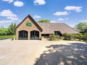 Image of Mansion for 26p with private grounds, next to the golf course.