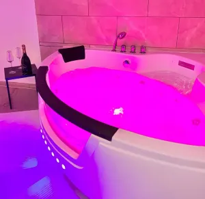 Image of Modern Spa - Cozy & Chic Jacuzzi \/ Hyper center 🌹