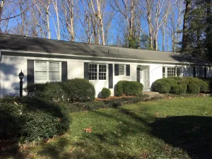 Image of Super Clean luxury flat near the James River in park-like setting.