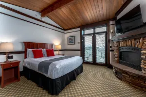 Image of The Landing 207 Deluxe Queen Suite, Jetted Tub