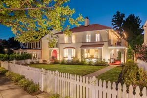 Image of 1920's charm in a 3 bedroom flat close to everything - newly renovated bath