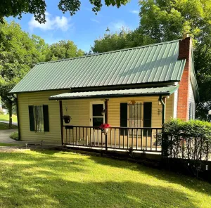 Image of Adorable 2 Bedroom Cottage 3 blocks from downtown square