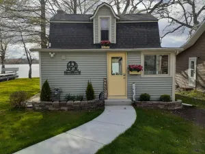 Image of Lakefront cottage, close to E. Lansing. MSU, weddings, golf. Sleeps 2-4. Fish!!