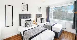 Image of Cozy 3 Bed House with X2 FREE Parking By REDWOOD STAYS