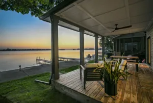 Image of Roxie's Modern Lake Front House on the water!