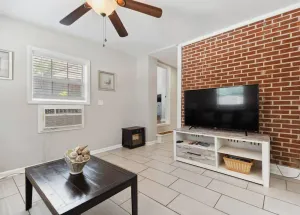 Image of Beach Cottage -optional BIKES - Walk 2 Shops & Fun