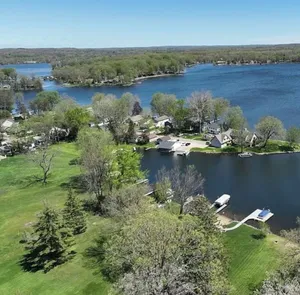 Image of 🌟”The Lily Pad” Cottage🏡🚣‍♀️Strawberry Lakefront Fun on the Huron River Lake Chain!