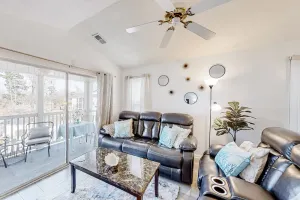 Image of River Oaks Gorgeous 2BR condo
