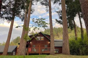 Image of Riverfront Log Cabin in Roseburg’s Wine Country